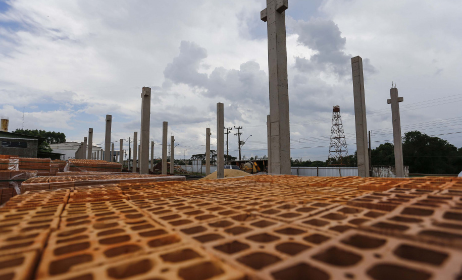 Santa Tereza do Oeste, município com pouco mais de 10 mil habitantes, terá, a seu próprio modo, um pequeno shopping. A solução tem nome mais burocrático, barracão comercial, mas o projeto não é nada simples. A ideia é que ele seja um espaço de convívio das famílias num complexo que contará com um centro cultural e, futuramente, será a “porta de entrada” de um passeio sobre o Parque Nacional do Iguaçu, que margeia a cidade. Foto: Jonathan Campos/ AEN