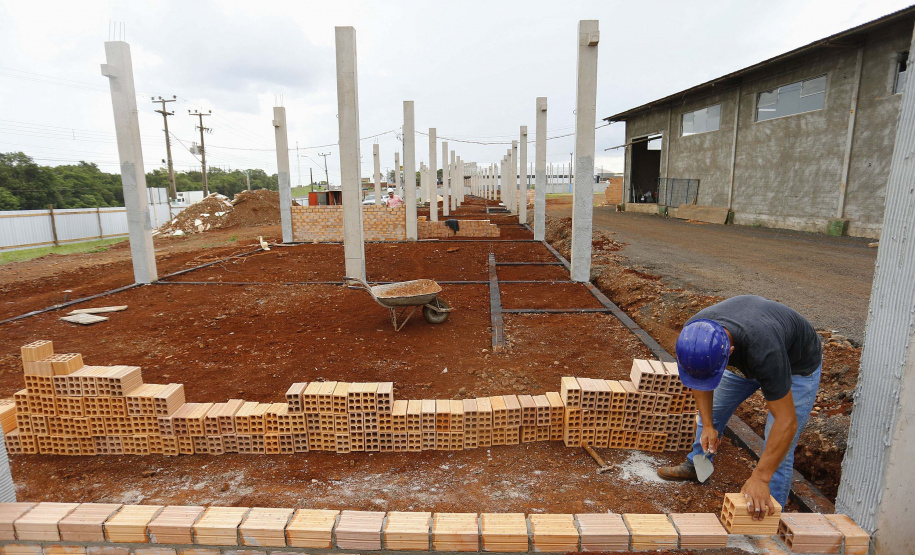 Santa Tereza do Oeste, município com pouco mais de 10 mil habitantes, terá, a seu próprio modo, um pequeno shopping. A solução tem nome mais burocrático, barracão comercial, mas o projeto não é nada simples. A ideia é que ele seja um espaço de convívio das famílias num complexo que contará com um centro cultural e, futuramente, será a “porta de entrada” de um passeio sobre o Parque Nacional do Iguaçu, que margeia a cidade. Foto: Jonathan Campos/ AEN