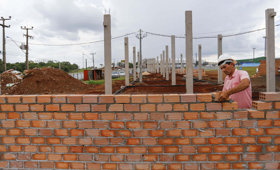 Santa Tereza do Oeste, município com pouco mais de 10 mil habitantes, terá, a seu próprio modo, um pequeno shopping. A solução tem nome mais burocrático, barracão comercial, mas o projeto não é nada simples. A ideia é que ele seja um espaço de convívio das famílias num complexo que contará com um centro cultural e, futuramente, será a “porta de entrada” de um passeio sobre o Parque Nacional do Iguaçu, que margeia a cidade. Foto: Jonathan Campos/ AEN