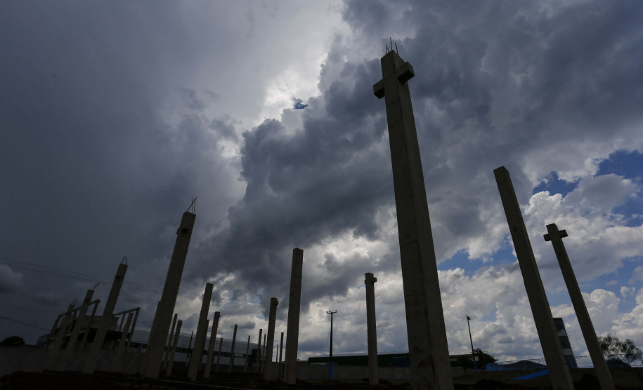 Santa Tereza do Oeste, município com pouco mais de 10 mil habitantes, terá, a seu próprio modo, um pequeno shopping. A solução tem nome mais burocrático, barracão comercial, mas o projeto não é nada simples. A ideia é que ele seja um espaço de convívio das famílias num complexo que contará com um centro cultural e, futuramente, será a “porta de entrada” de um passeio sobre o Parque Nacional do Iguaçu, que margeia a cidade. Foto: Jonathan Campos/ AEN