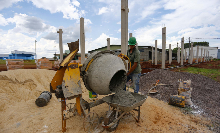 Santa Tereza do Oeste, município com pouco mais de 10 mil habitantes, terá, a seu próprio modo, um pequeno shopping. A solução tem nome mais burocrático, barracão comercial, mas o projeto não é nada simples. A ideia é que ele seja um espaço de convívio das famílias num complexo que contará com um centro cultural e, futuramente, será a “porta de entrada” de um passeio sobre o Parque Nacional do Iguaçu, que margeia a cidade. Foto: Jonathan Campos/ AEN