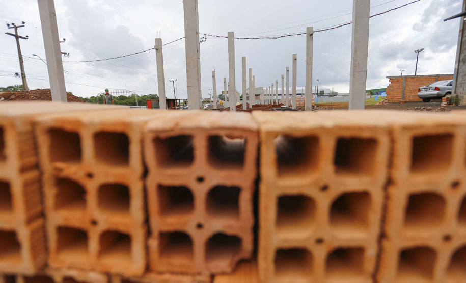 Santa Tereza do Oeste, município com pouco mais de 10 mil habitantes, terá, a seu próprio modo, um pequeno shopping. A solução tem nome mais burocrático, barracão comercial, mas o projeto não é nada simples. A ideia é que ele seja um espaço de convívio das famílias num complexo que contará com um centro cultural e, futuramente, será a “porta de entrada” de um passeio sobre o Parque Nacional do Iguaçu, que margeia a cidade. Foto: Jonathan Campos/ AEN