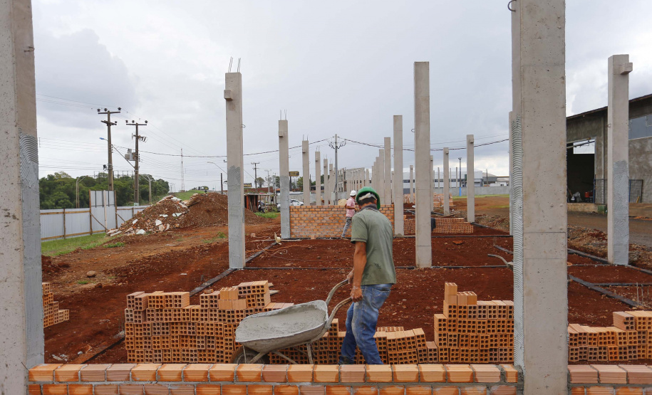 Santa Tereza do Oeste, município com pouco mais de 10 mil habitantes, terá, a seu próprio modo, um pequeno shopping. A solução tem nome mais burocrático, barracão comercial, mas o projeto não é nada simples. A ideia é que ele seja um espaço de convívio das famílias num complexo que contará com um centro cultural e, futuramente, será a “porta de entrada” de um passeio sobre o Parque Nacional do Iguaçu, que margeia a cidade. Foto: Jonathan Campos/ AEN