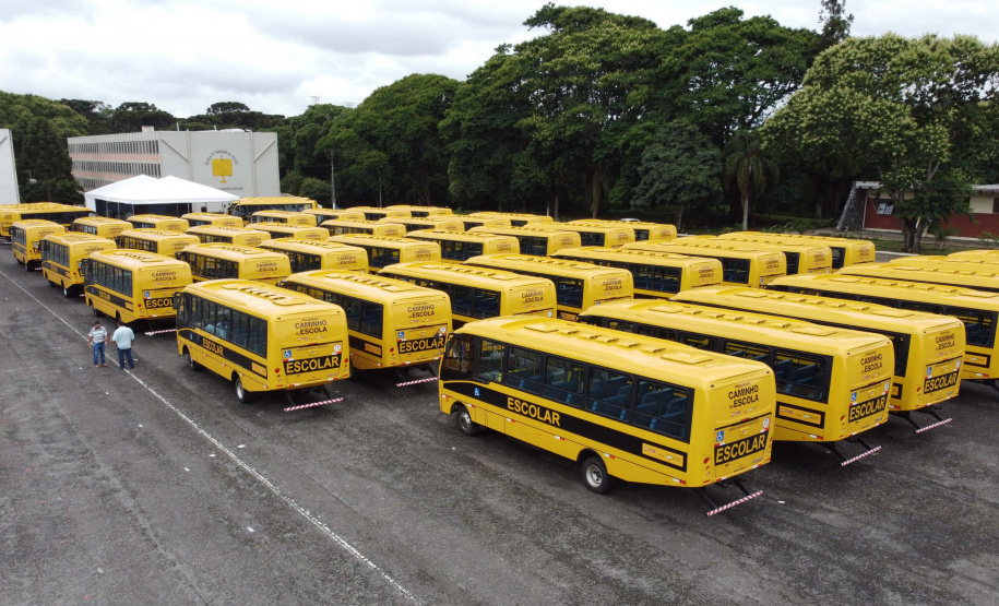 O governador Carlos Massa Ratinho Junior realiza  nesta terca-feira (15), a entrega 45  Ônibus Rural Escolar   acompanhado do ministro da Educação, Milton Ribeiro e do secretario de Educacao Renato Feder. Curitiba, 15/11/2020. Foto: Geraldo Bubniak/AEN