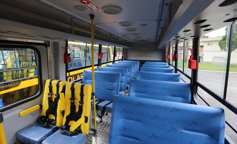 O governador Carlos Massa Ratinho Junior realiza  nesta terca-feira (15), a entrega 45  Ônibus Rural Escolar   acompanhado do ministro da Educação, Milton Ribeiro e do secretario de Educacao Renato Feder. Curitiba, 15/11/2020. Foto: Geraldo Bubniak/AEN