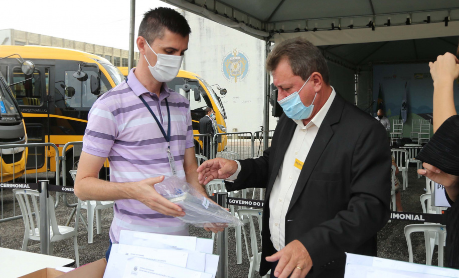 O governador Carlos Massa Ratinho Junior realiza  nesta terca-feira (15), a entrega 45  Ônibus Rural Escolar   acompanhado do ministro da Educação, Milton Ribeiro e do secretario de Educacao Renato Feder. Curitiba, 15/11/2020. Foto: Geraldo Bubniak/AEN