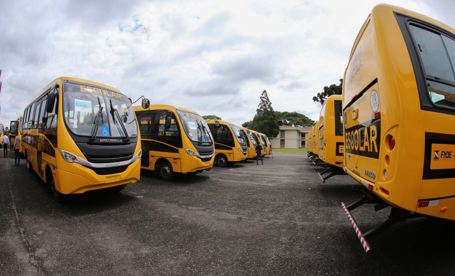 O governador Carlos Massa Ratinho Junior realiza  nesta terca-feira (15), a entrega 45  Ônibus Rural Escolar   acompanhado do ministro da Educação, Milton Ribeiro e do secretario de Educacao Renato Feder. Curitiba, 15/11/2020. Foto: Geraldo Bubniak/AEN
