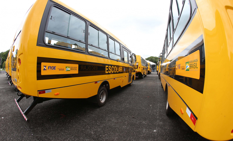 O governador Carlos Massa Ratinho Junior realiza  nesta terca-feira (15), a entrega 45  Ônibus Rural Escolar   acompanhado do ministro da Educação, Milton Ribeiro e do secretario de Educacao Renato Feder. Curitiba, 15/11/2020. Foto: Geraldo Bubniak/AEN