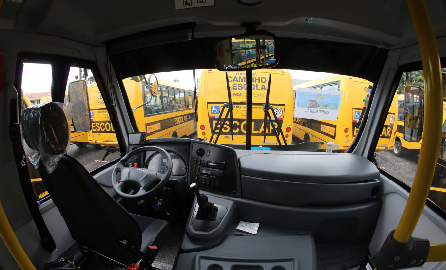 O governador Carlos Massa Ratinho Junior realiza  nesta terca-feira (15), a entrega 45  Ônibus Rural Escolar   acompanhado do ministro da Educação, Milton Ribeiro e do secretario de Educacao Renato Feder. Curitiba, 15/11/2020. Foto: Geraldo Bubniak/AEN