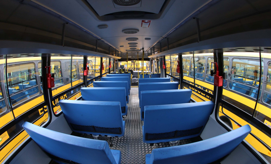O governador Carlos Massa Ratinho Junior realiza  nesta terca-feira (15), a entrega 45  Ônibus Rural Escolar   acompanhado do ministro da Educação, Milton Ribeiro e do secretario de Educacao Renato Feder. Curitiba, 15/11/2020. Foto: Geraldo Bubniak/AEN