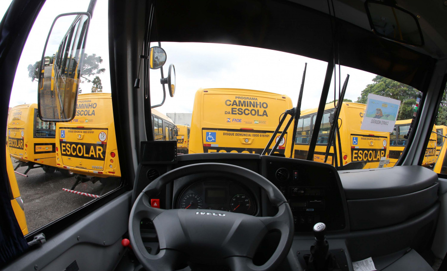 O governador Carlos Massa Ratinho Junior realiza  nesta terca-feira (15), a entrega 45  Ônibus Rural Escolar   acompanhado do ministro da Educação, Milton Ribeiro e do secretario de Educacao Renato Feder. Curitiba, 15/11/2020. Foto: Geraldo Bubniak/AEN