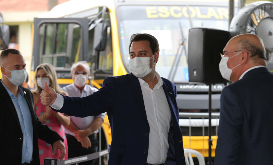 O governador Carlos Massa Ratinho Junior realiza  nesta terca-feira (15), a entrega 45  Ônibus Rural Escolar   acompanhado do ministro da Educação, Milton Ribeiro e do secretario de Educacao Renato Feder. Curitiba, 15/11/2020. Foto: Geraldo Bubniak/AEN