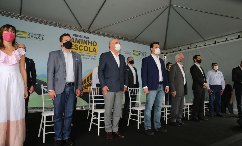 O governador Carlos Massa Ratinho Junior realiza  nesta terca-feira (15), a entrega 45  Ônibus Rural Escolar   acompanhado do ministro da Educação, Milton Ribeiro e do secretario de Educacao Renato Feder. Curitiba, 15/11/2020. Foto: Geraldo Bubniak/AEN