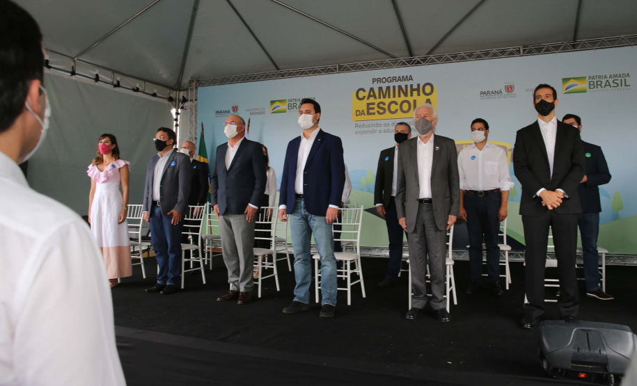O governador Carlos Massa Ratinho Junior realiza  nesta terca-feira (15), a entrega 45  Ônibus Rural Escolar   acompanhado do ministro da Educação, Milton Ribeiro e do secretario de Educacao Renato Feder. Curitiba, 15/11/2020. Foto: Geraldo Bubniak/AEN