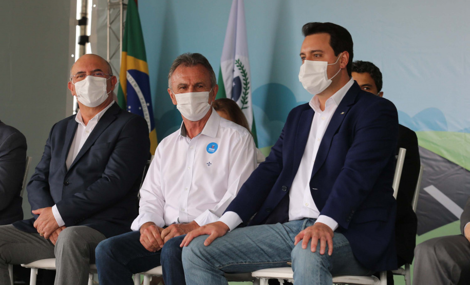 O governador Carlos Massa Ratinho Junior realiza  nesta terca-feira (15), a entrega 45  Ônibus Rural Escolar   acompanhado do ministro da Educação, Milton Ribeiro e do secretario de Educacao Renato Feder. Curitiba, 15/11/2020. Foto: Geraldo Bubniak/AEN