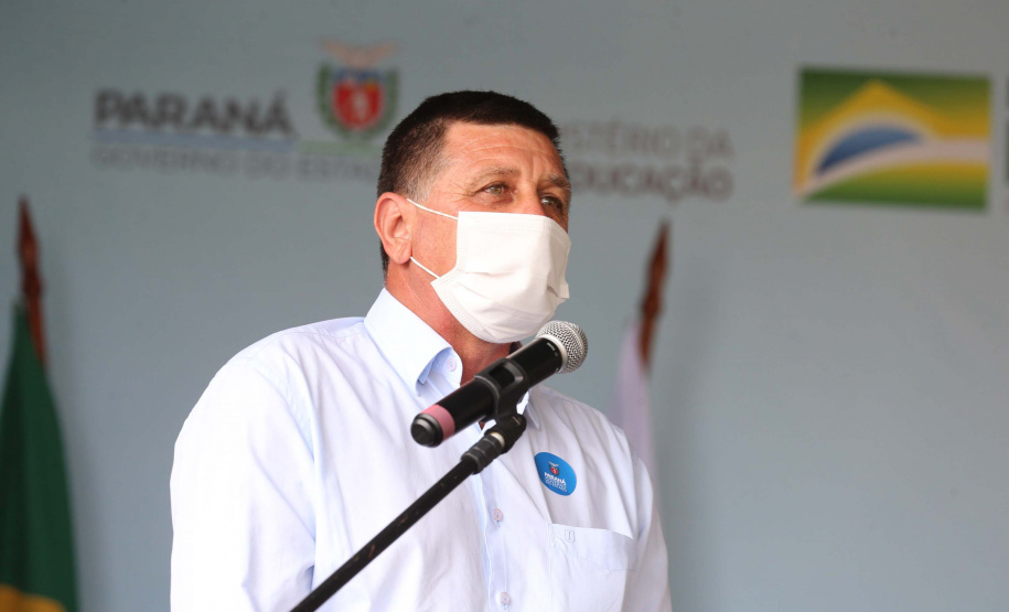 O governador Carlos Massa Ratinho Junior realiza  nesta terca-feira (15), a entrega 45  Ônibus Rural Escolar   acompanhado do ministro da Educação, Milton Ribeiro e do secretario de Educacao Renato Feder. Na foto representando os prefeitos fala o prefeito de Guapirama, Pedro de Oliveira .Curitiba, 15/11/2020. Foto: Geraldo Bubniak/AEN