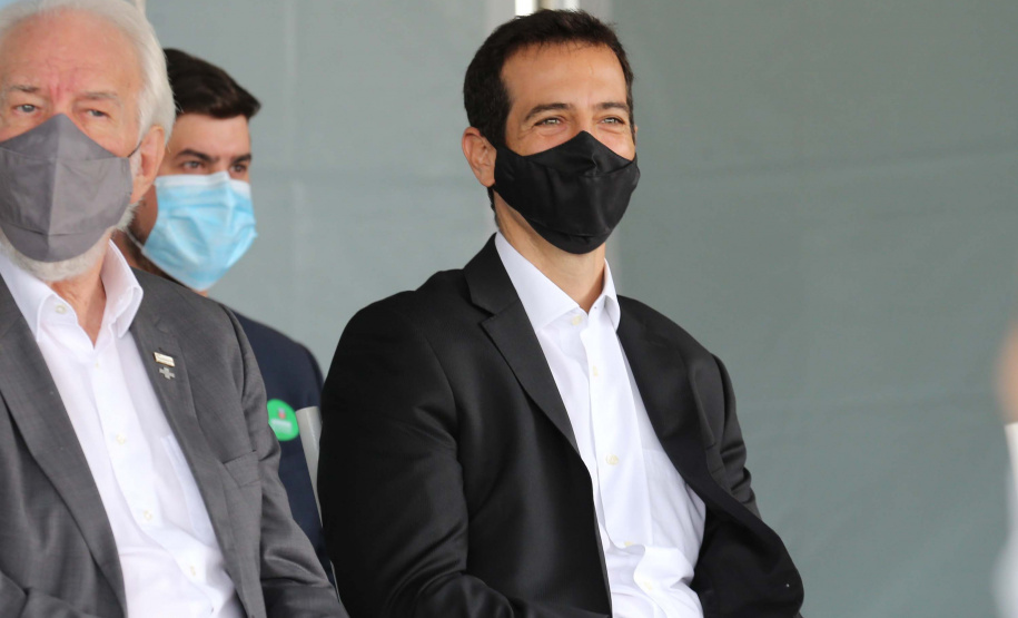 O governador Carlos Massa Ratinho Junior realiza  nesta terca-feira (15), a entrega 45  Ônibus Rural Escolar   acompanhado do ministro da Educação, Milton Ribeiro e do secretario de Educacao Renato Feder. Curitiba, 15/11/2020. Foto: Geraldo Bubniak/AEN