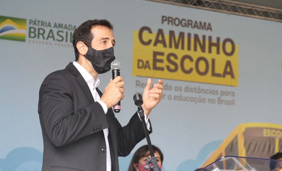 O governador Carlos Massa Ratinho Junior realiza  nesta terca-feira (15), a entrega 45  Ônibus Rural Escolar   acompanhado do ministro da Educação, Milton Ribeiro e do secretario de Educacao Renato Feder. Curitiba, 15/11/2020. Foto: Geraldo Bubniak/AEN