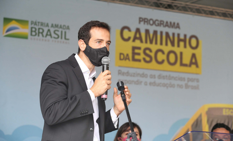 O governador Carlos Massa Ratinho Junior realiza  nesta terca-feira (15), a entrega 45  Ônibus Rural Escolar   acompanhado do ministro da Educação, Milton Ribeiro e do secretario de Educacao Renato Feder. Curitiba, 15/11/2020. Foto: Geraldo Bubniak/AEN