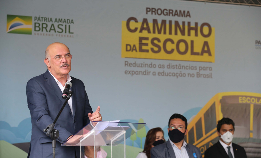 O governador Carlos Massa Ratinho Junior realiza  nesta terca-feira (15), a entrega 45  Ônibus Rural Escolar   acompanhado do ministro da Educação, Milton Ribeiro e do secretario de Educacao Renato Feder. Curitiba, 15/11/2020. Foto: Geraldo Bubniak/AEN