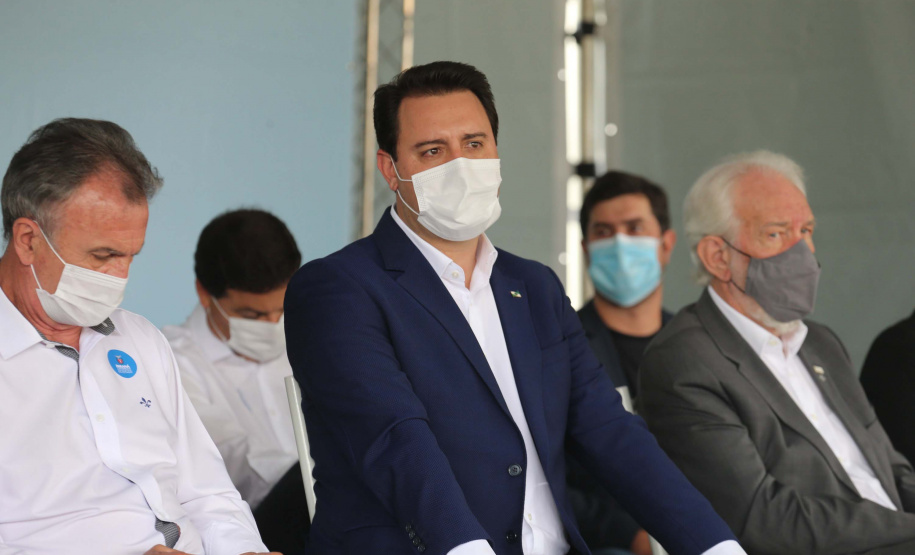 O governador Carlos Massa Ratinho Junior realiza  nesta terca-feira (15), a entrega 45  Ônibus Rural Escolar   acompanhado do ministro da Educação, Milton Ribeiro e do secretario de Educacao Renato Feder. Curitiba, 15/11/2020. Foto: Geraldo Bubniak/AEN