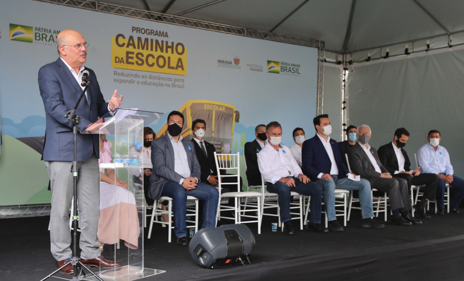 O governador Carlos Massa Ratinho Junior realiza  nesta terca-feira (15), a entrega 45  Ônibus Rural Escolar   acompanhado do ministro da Educação, Milton Ribeiro e do secretario de Educacao Renato Feder. Curitiba, 15/11/2020. Foto: Geraldo Bubniak/AEN