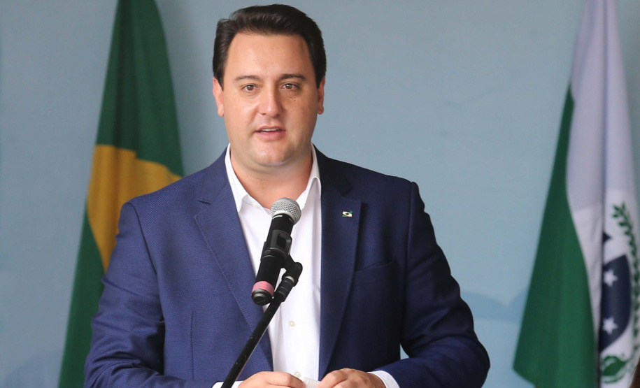 O governador Carlos Massa Ratinho Junior realiza  nesta terca-feira (15), a entrega 45  Ônibus Rural Escolar   acompanhado do ministro da Educação, Milton Ribeiro e do secretario de Educacao Renato Feder. Curitiba, 15/11/2020. Foto: Geraldo Bubniak/AEN