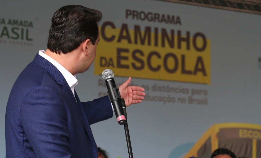 O governador Carlos Massa Ratinho Junior realiza  nesta terca-feira (15), a entrega 45  Ônibus Rural Escolar   acompanhado do ministro da Educação, Milton Ribeiro e do secretario de Educacao Renato Feder. Curitiba, 15/11/2020. Foto: Geraldo Bubniak/AEN