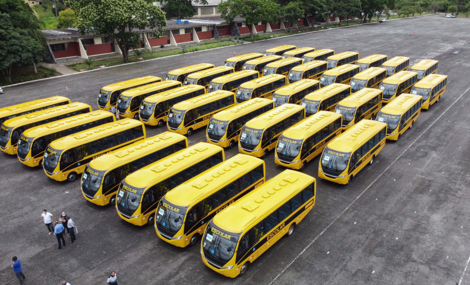 O governador Carlos Massa Ratinho Junior realiza  nesta terca-feira (15), a entrega 45  Ônibus Rural Escolar   acompanhado do ministro da Educação, Milton Ribeiro e do secretario de Educacao Renato Feder. Curitiba, 15/11/2020. Foto: Geraldo Bubniak/AEN