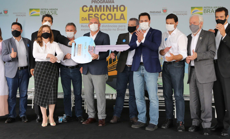 O governador Carlos Massa Ratinho Junior realiza  nesta terca-feira (15), a entrega 45  Ônibus Rural Escolar   acompanhado do ministro da Educação, Milton Ribeiro e do secretario de Educacao Renato Feder. Curitiba, 15/11/2020. Foto: Geraldo Bubniak/AEN