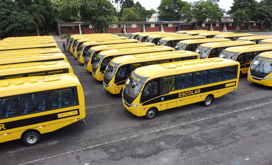 O governador Carlos Massa Ratinho Junior realiza  nesta terca-feira (15), a entrega 45  Ônibus Rural Escolar   acompanhado do ministro da Educação, Milton Ribeiro e do secretario de Educacao Renato Feder. Curitiba, 15/11/2020. Foto: Geraldo Bubniak/AEN