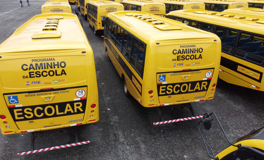 O governador Carlos Massa Ratinho Junior realiza  nesta terca-feira (15), a entrega 45  Ônibus Rural Escolar   acompanhado do ministro da Educação, Milton Ribeiro e do secretario de Educacao Renato Feder. Curitiba, 15/11/2020. Foto: Geraldo Bubniak/AEN