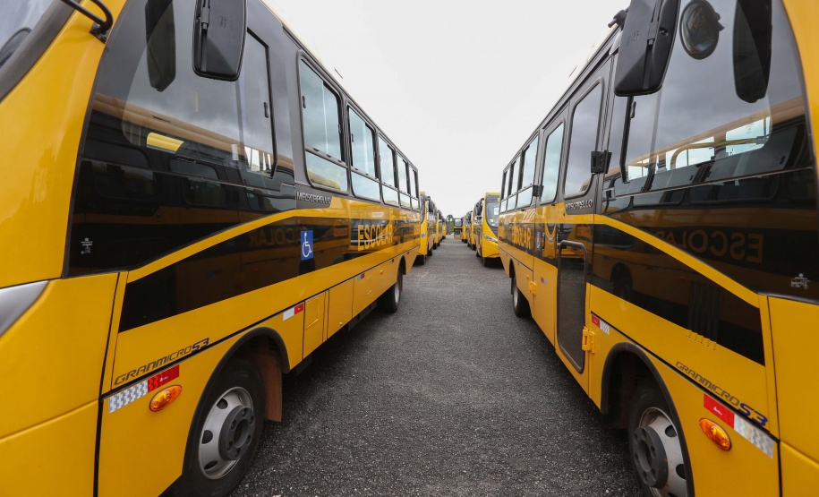 O governador Carlos Massa Ratinho Junior realiza  nesta terca-feira (15), a entrega 45  Ônibus Rural Escolar   acompanhado do ministro da Educação, Milton Ribeiro e do secretario de Educacao Renato Feder. Curitiba, 15/11/2020. Foto: Geraldo Bubniak/AEN
