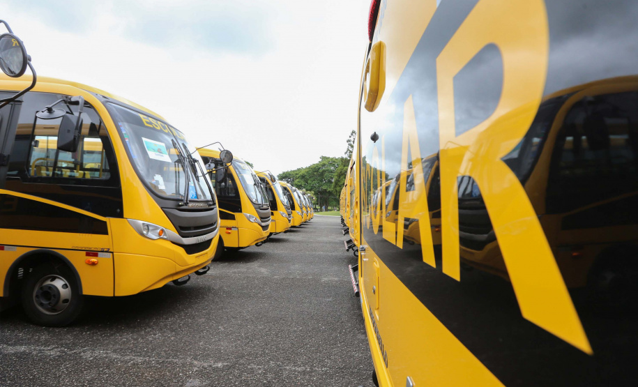 O governador Carlos Massa Ratinho Junior realiza  nesta terca-feira (15), a entrega 45  Ônibus Rural Escolar   acompanhado do ministro da Educação, Milton Ribeiro e do secretario de Educacao Renato Feder. Curitiba, 15/11/2020. Foto: Geraldo Bubniak/AEN