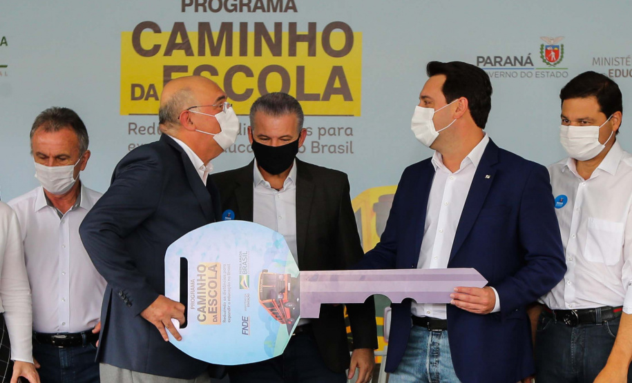 O governador Carlos Massa Ratinho Junior entregou 45 ônibus escolares para serem usados prioritariamente por estudantes residentes em áreas rurais e ribeirinhas do Paraná