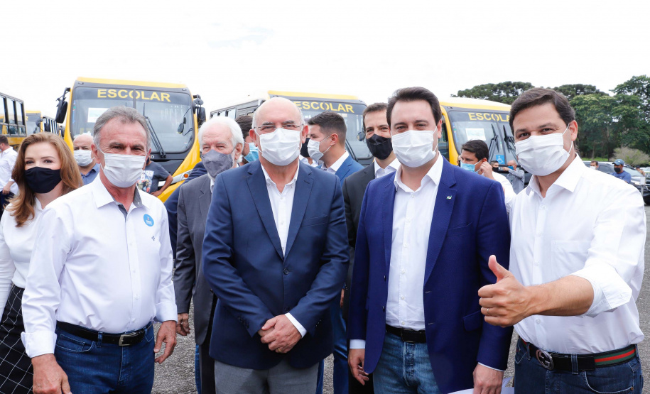 O governador Carlos Massa Ratinho Junior entregou 45 ônibus escolares para serem usados prioritariamente por estudantes residentes em áreas rurais e ribeirinhas do Paraná. A entrega foi nesta terça-feira (15). O objetivo é renovar, ampliar a padronizar a frota de veículos escolares da Rede Pública de Ensino. Adaptados com tração nas quatro rodas e acessibilidade para os portadores de algum tipo de deficiência, os veículos vão atender 39 municípios, de diferentes regiões, nesta primeira fase.