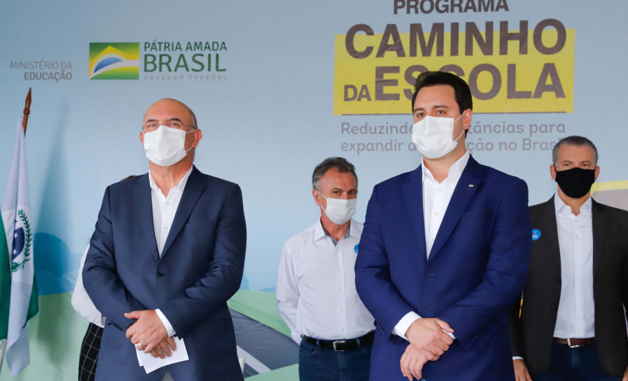 O governador Carlos Massa Ratinho Junior entregou 45 ônibus escolares para serem usados prioritariamente por estudantes residentes em áreas rurais e ribeirinhas do Paraná. A entrega foi nesta terça-feira (15). O objetivo é renovar, ampliar a padronizar a frota de veículos escolares da Rede Pública de Ensino. Adaptados com tração nas quatro rodas e acessibilidade para os portadores de algum tipo de deficiência, os veículos vão atender 39 municípios, de diferentes regiões, nesta primeira fase.