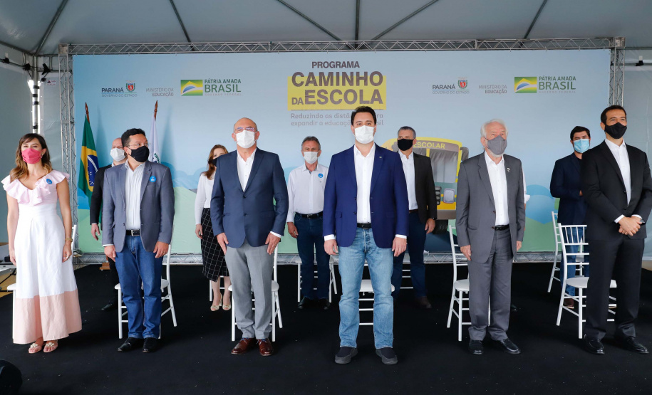 O governador Carlos Massa Ratinho Junior entregou 45 ônibus escolares para serem usados prioritariamente por estudantes residentes em áreas rurais e ribeirinhas do Paraná. A entrega foi nesta terça-feira (15). O objetivo é renovar, ampliar a padronizar a frota de veículos escolares da Rede Pública de Ensino. Adaptados com tração nas quatro rodas e acessibilidade para os portadores de algum tipo de deficiência, os veículos vão atender 39 municípios, de diferentes regiões, nesta primeira fase.