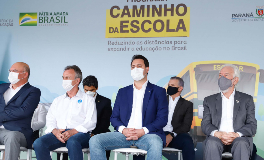 O governador Carlos Massa Ratinho Junior entregou 45 ônibus escolares para serem usados prioritariamente por estudantes residentes em áreas rurais e ribeirinhas do Paraná. A entrega foi nesta terça-feira (15). O objetivo é renovar, ampliar a padronizar a frota de veículos escolares da Rede Pública de Ensino. Adaptados com tração nas quatro rodas e acessibilidade para os portadores de algum tipo de deficiência, os veículos vão atender 39 municípios, de diferentes regiões, nesta primeira fase.