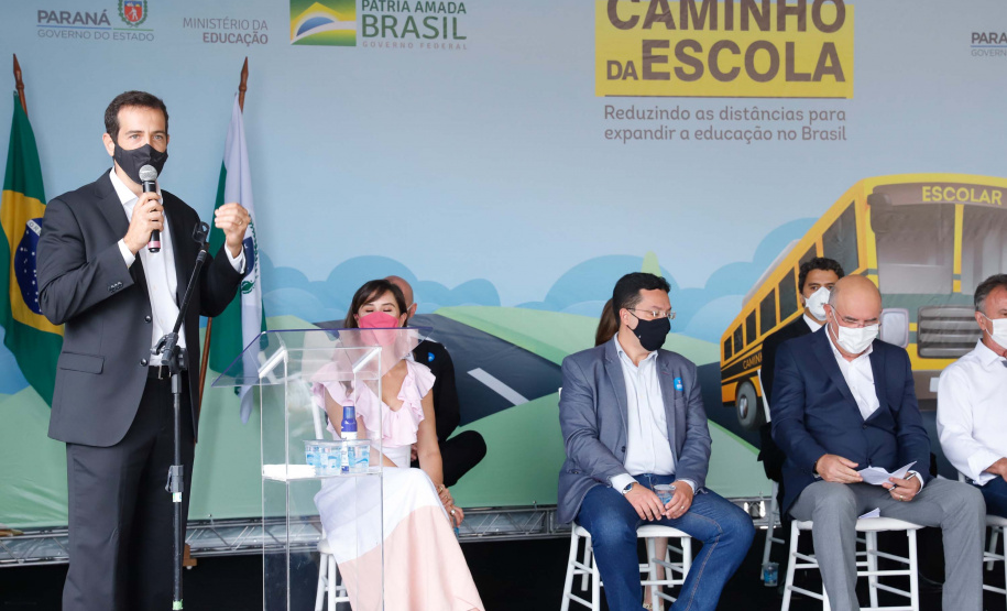 O governador Carlos Massa Ratinho Junior entregou 45 ônibus escolares para serem usados prioritariamente por estudantes residentes em áreas rurais e ribeirinhas do Paraná. A entrega foi nesta terça-feira (15). O objetivo é renovar, ampliar a padronizar a frota de veículos escolares da Rede Pública de Ensino. Adaptados com tração nas quatro rodas e acessibilidade para os portadores de algum tipo de deficiência, os veículos vão atender 39 municípios, de diferentes regiões, nesta primeira fase.