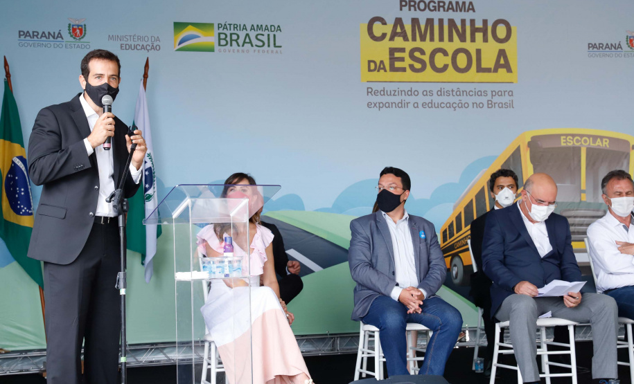 O governador Carlos Massa Ratinho Junior entregou 45 ônibus escolares para serem usados prioritariamente por estudantes residentes em áreas rurais e ribeirinhas do Paraná. A entrega foi nesta terça-feira (15). O objetivo é renovar, ampliar a padronizar a frota de veículos escolares da Rede Pública de Ensino. Adaptados com tração nas quatro rodas e acessibilidade para os portadores de algum tipo de deficiência, os veículos vão atender 39 municípios, de diferentes regiões, nesta primeira fase.