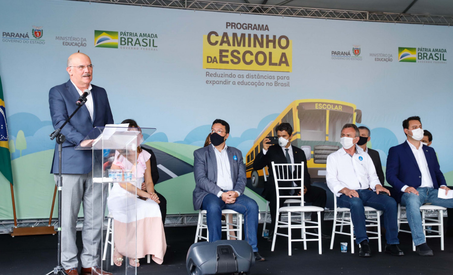 O governador Carlos Massa Ratinho Junior entregou 45 ônibus escolares para serem usados prioritariamente por estudantes residentes em áreas rurais e ribeirinhas do Paraná. A entrega foi nesta terça-feira (15). O objetivo é renovar, ampliar a padronizar a frota de veículos escolares da Rede Pública de Ensino. Adaptados com tração nas quatro rodas e acessibilidade para os portadores de algum tipo de deficiência, os veículos vão atender 39 municípios, de diferentes regiões, nesta primeira fase.