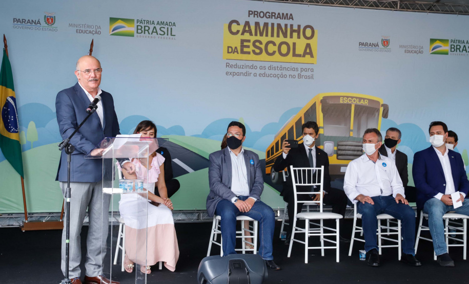 O governador Carlos Massa Ratinho Junior entregou 45 ônibus escolares para serem usados prioritariamente por estudantes residentes em áreas rurais e ribeirinhas do Paraná. A entrega foi nesta terça-feira (15). O objetivo é renovar, ampliar a padronizar a frota de veículos escolares da Rede Pública de Ensino. Adaptados com tração nas quatro rodas e acessibilidade para os portadores de algum tipo de deficiência, os veículos vão atender 39 municípios, de diferentes regiões, nesta primeira fase.