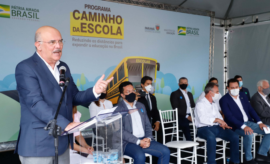 O governador Carlos Massa Ratinho Junior entregou 45 ônibus escolares para serem usados prioritariamente por estudantes residentes em áreas rurais e ribeirinhas do Paraná. A entrega foi nesta terça-feira (15). O objetivo é renovar, ampliar a padronizar a frota de veículos escolares da Rede Pública de Ensino. Adaptados com tração nas quatro rodas e acessibilidade para os portadores de algum tipo de deficiência, os veículos vão atender 39 municípios, de diferentes regiões, nesta primeira fase.