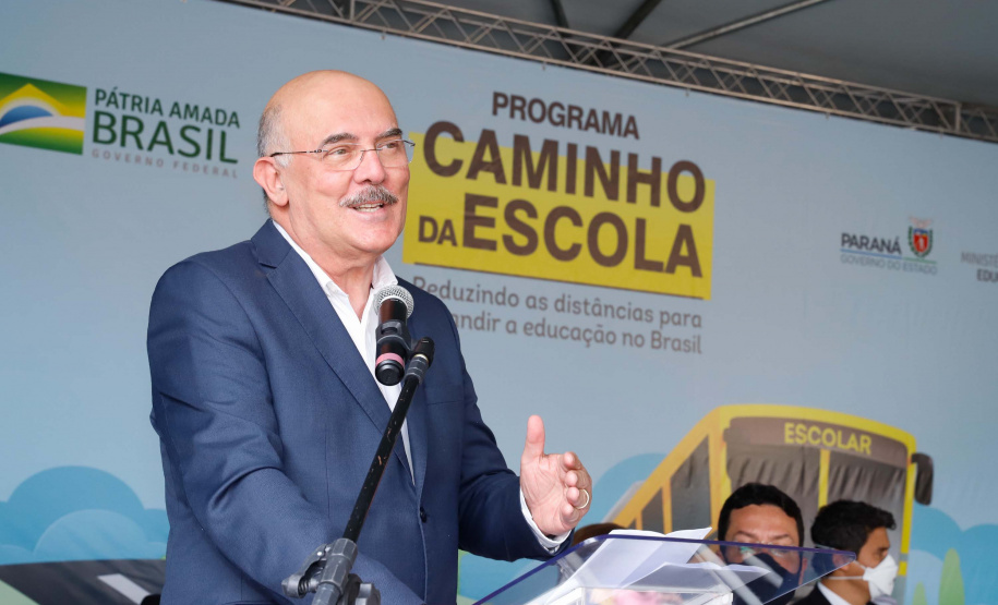 O governador Carlos Massa Ratinho Junior entregou 45 ônibus escolares para serem usados prioritariamente por estudantes residentes em áreas rurais e ribeirinhas do Paraná. A entrega foi nesta terça-feira (15). O objetivo é renovar, ampliar a padronizar a frota de veículos escolares da Rede Pública de Ensino. Adaptados com tração nas quatro rodas e acessibilidade para os portadores de algum tipo de deficiência, os veículos vão atender 39 municípios, de diferentes regiões, nesta primeira fase.