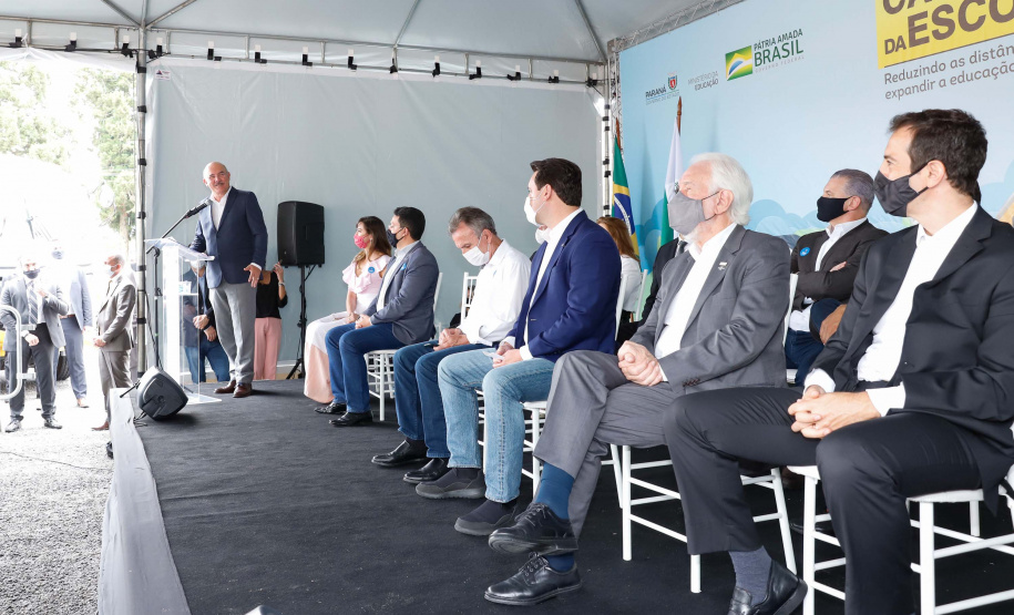 O governador Carlos Massa Ratinho Junior entregou 45 ônibus escolares para serem usados prioritariamente por estudantes residentes em áreas rurais e ribeirinhas do Paraná. A entrega foi nesta terça-feira (15). O objetivo é renovar, ampliar a padronizar a frota de veículos escolares da Rede Pública de Ensino. Adaptados com tração nas quatro rodas e acessibilidade para os portadores de algum tipo de deficiência, os veículos vão atender 39 municípios, de diferentes regiões, nesta primeira fase.