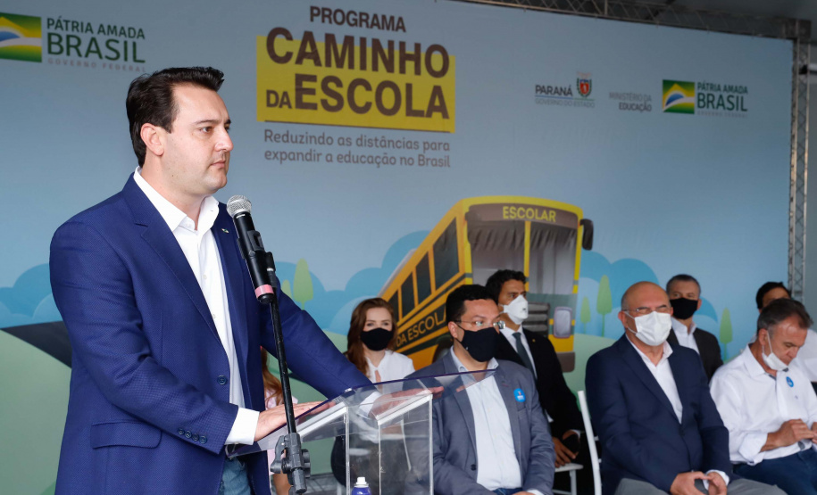 O governador Carlos Massa Ratinho Junior entregou 45 ônibus escolares para serem usados prioritariamente por estudantes residentes em áreas rurais e ribeirinhas do Paraná. A entrega foi nesta terça-feira (15). O objetivo é renovar, ampliar a padronizar a frota de veículos escolares da Rede Pública de Ensino. Adaptados com tração nas quatro rodas e acessibilidade para os portadores de algum tipo de deficiência, os veículos vão atender 39 municípios, de diferentes regiões, nesta primeira fase.