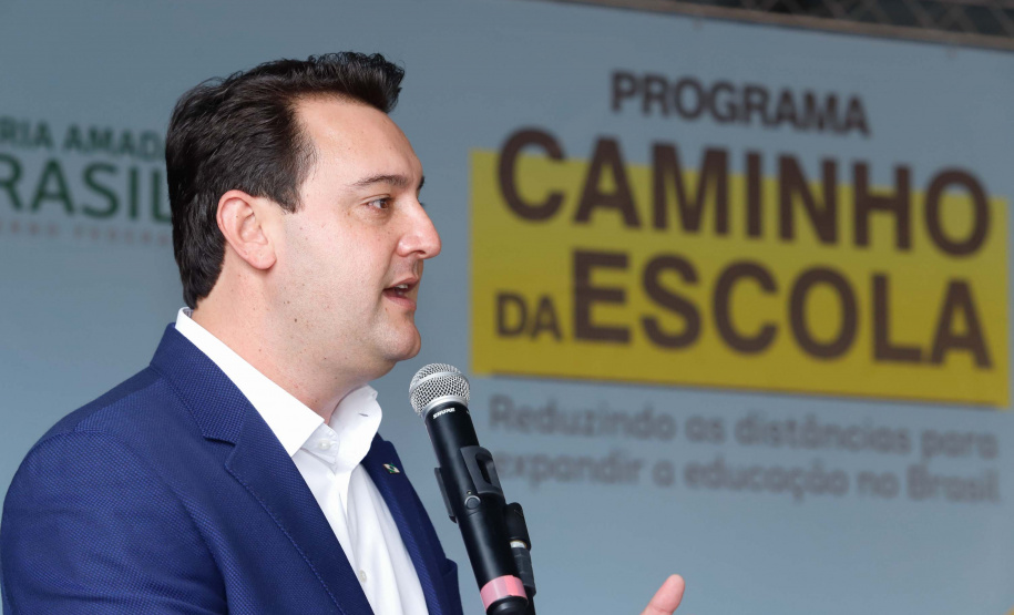 O governador Carlos Massa Ratinho Junior entregou 45 ônibus escolares para serem usados prioritariamente por estudantes residentes em áreas rurais e ribeirinhas do Paraná. A entrega foi nesta terça-feira (15). O objetivo é renovar, ampliar a padronizar a frota de veículos escolares da Rede Pública de Ensino. Adaptados com tração nas quatro rodas e acessibilidade para os portadores de algum tipo de deficiência, os veículos vão atender 39 municípios, de diferentes regiões, nesta primeira fase.