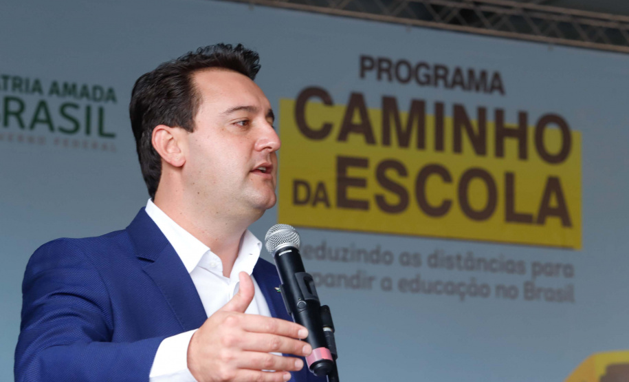 O governador Carlos Massa Ratinho Junior entregou 45 ônibus escolares para serem usados prioritariamente por estudantes residentes em áreas rurais e ribeirinhas do Paraná. A entrega foi nesta terça-feira (15). O objetivo é renovar, ampliar a padronizar a frota de veículos escolares da Rede Pública de Ensino. Adaptados com tração nas quatro rodas e acessibilidade para os portadores de algum tipo de deficiência, os veículos vão atender 39 municípios, de diferentes regiões, nesta primeira fase.