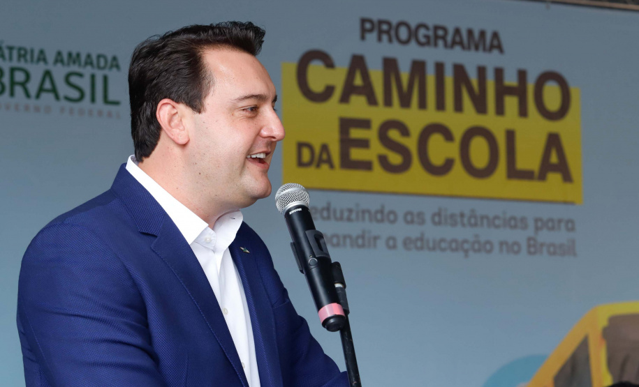 O governador Carlos Massa Ratinho Junior entregou 45 ônibus escolares para serem usados prioritariamente por estudantes residentes em áreas rurais e ribeirinhas do Paraná. A entrega foi nesta terça-feira (15). O objetivo é renovar, ampliar a padronizar a frota de veículos escolares da Rede Pública de Ensino. Adaptados com tração nas quatro rodas e acessibilidade para os portadores de algum tipo de deficiência, os veículos vão atender 39 municípios, de diferentes regiões, nesta primeira fase.